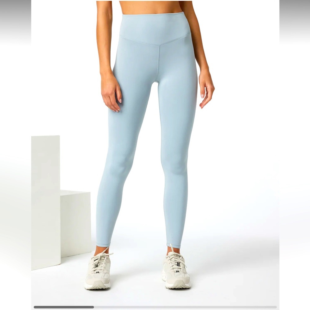 NWT! ✨Vuori Chilled Out Legging ✨. Size Medium. Color Chalk Blue.
